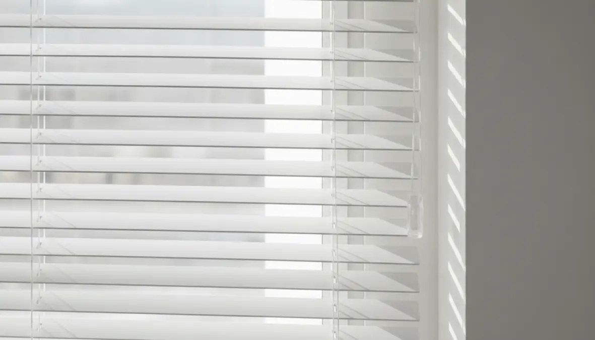 Tende veneziane con lamelle orientabili per controllo della luce