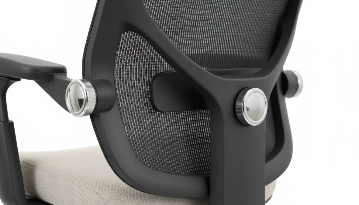 Dettaglio supporto lombare regolabile di sedia ergonomica da ufficio per postura corretta