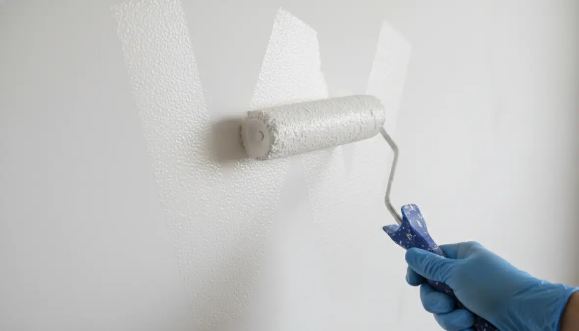 Tecnica corretta di applicazione con rullo per tinteggiare pareti a movimento W durante pittura fai da te
